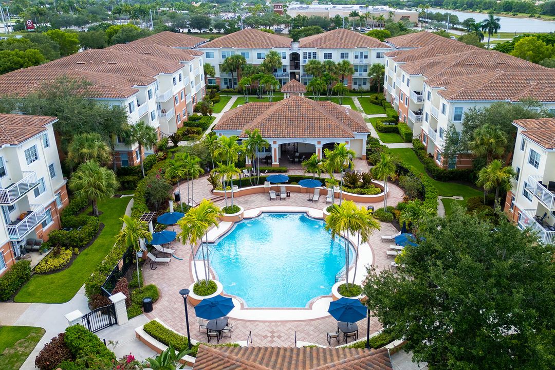 For Sale: $229,000 (1 beds, 1 baths, 820 Square Feet)