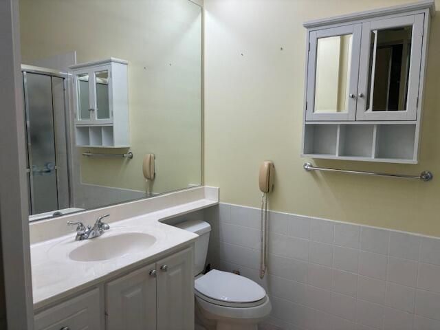 Active With Contract: $2,900 (3 beds, 2 baths, 2000 Square Feet)