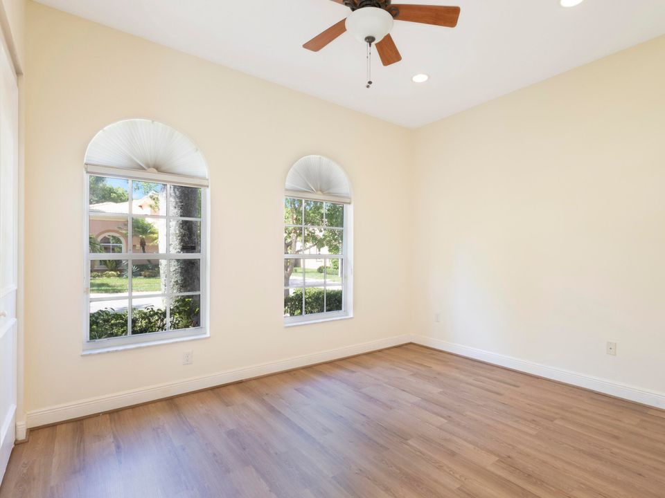 Под контрактом: $4,500 (3 спален, 2 ванн, 2803 Квадратных фут)