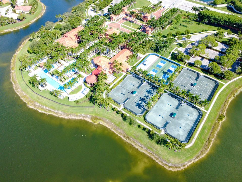 Под контрактом: $4,500 (3 спален, 2 ванн, 2803 Квадратных фут)