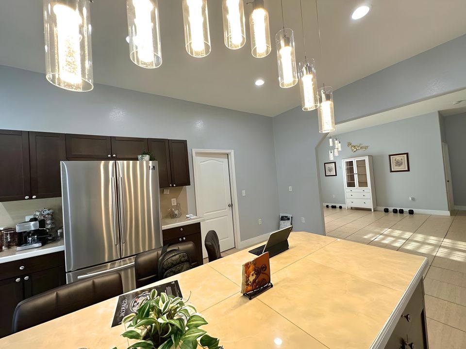 Vendido Recientemente: $430,000 (4 camas, 3 baños, 3400 Pies cuadrados)