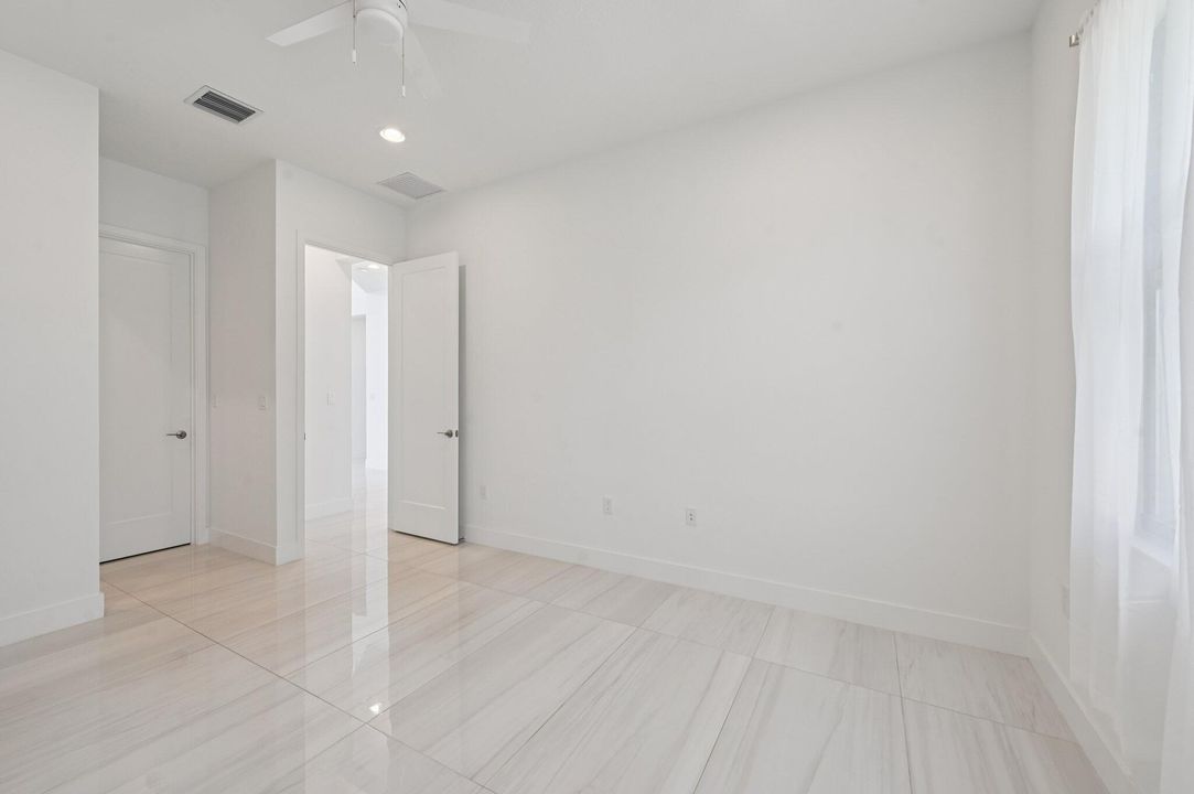 Active With Contract: $2,000,000 (5 beds, 7 baths, 4605 Square Feet)