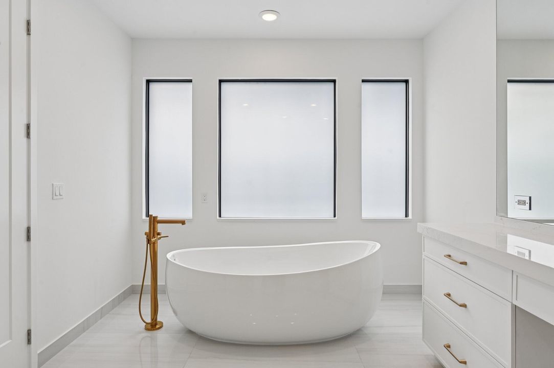 Active With Contract: $2,000,000 (5 beds, 7 baths, 4605 Square Feet)