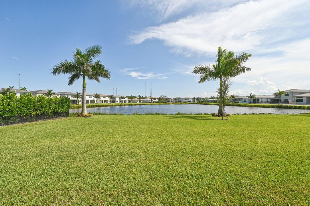 Active With Contract: $2,000,000 (5 beds, 7 baths, 4605 Square Feet)