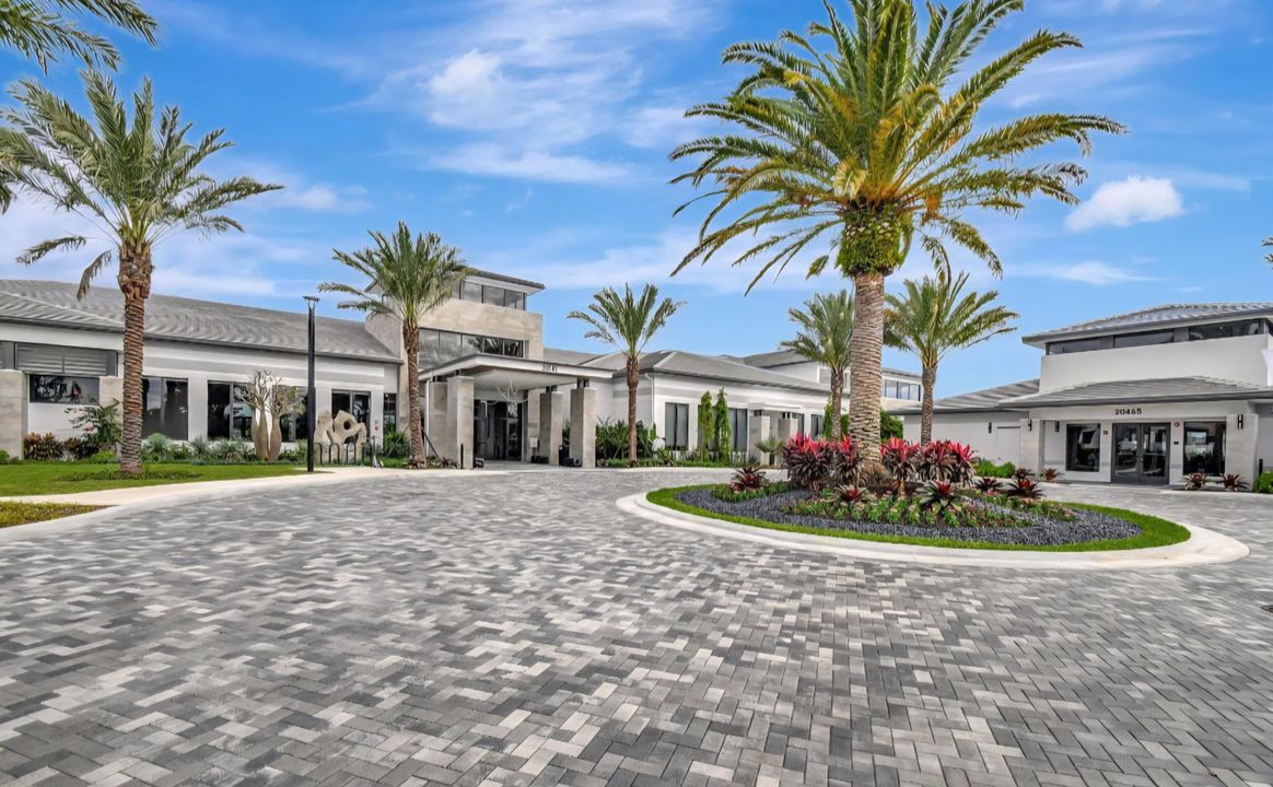 Active With Contract: $2,000,000 (5 beds, 7 baths, 4605 Square Feet)