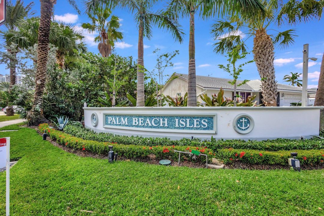 For Sale: $1,499,000 (3 beds, 2 baths, 1776 Square Feet)