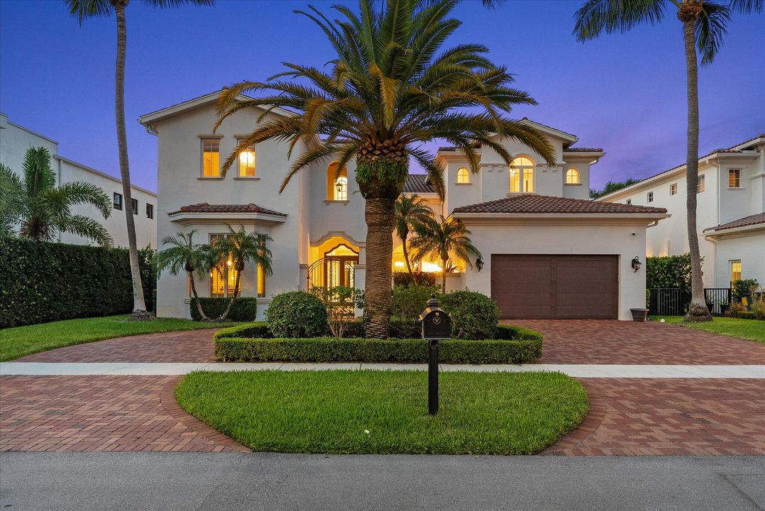 Recently Sold: $3,850,000 (5 beds, 5 baths, 4816 Square Feet)