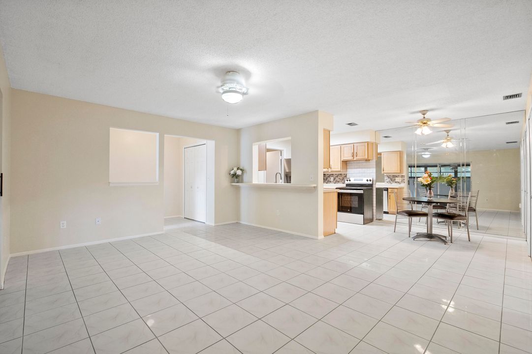 Active With Contract: $195,000 (2 beds, 2 baths, 1037 Square Feet)