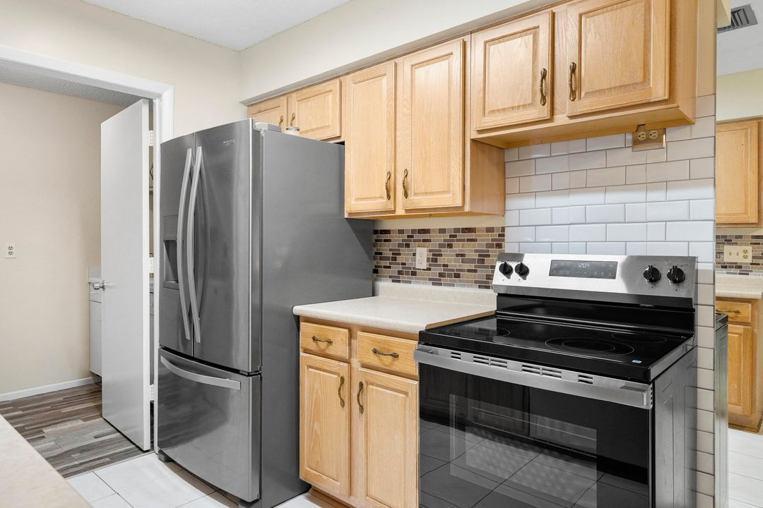 Active With Contract: $195,000 (2 beds, 2 baths, 1037 Square Feet)