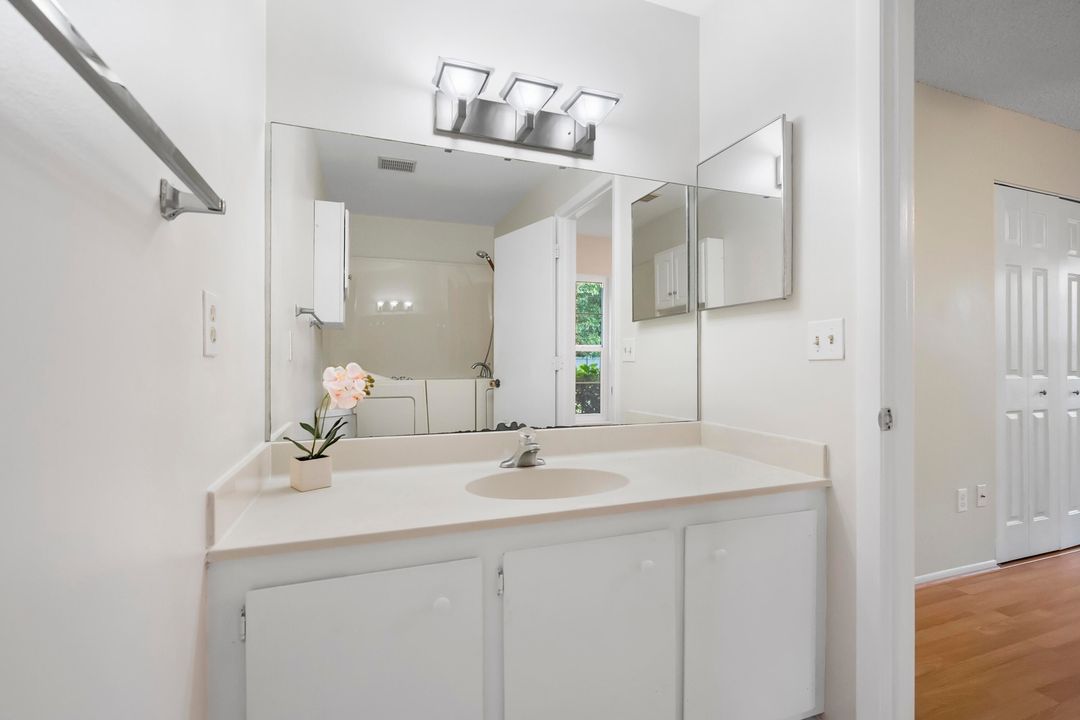 Active With Contract: $195,000 (2 beds, 2 baths, 1037 Square Feet)