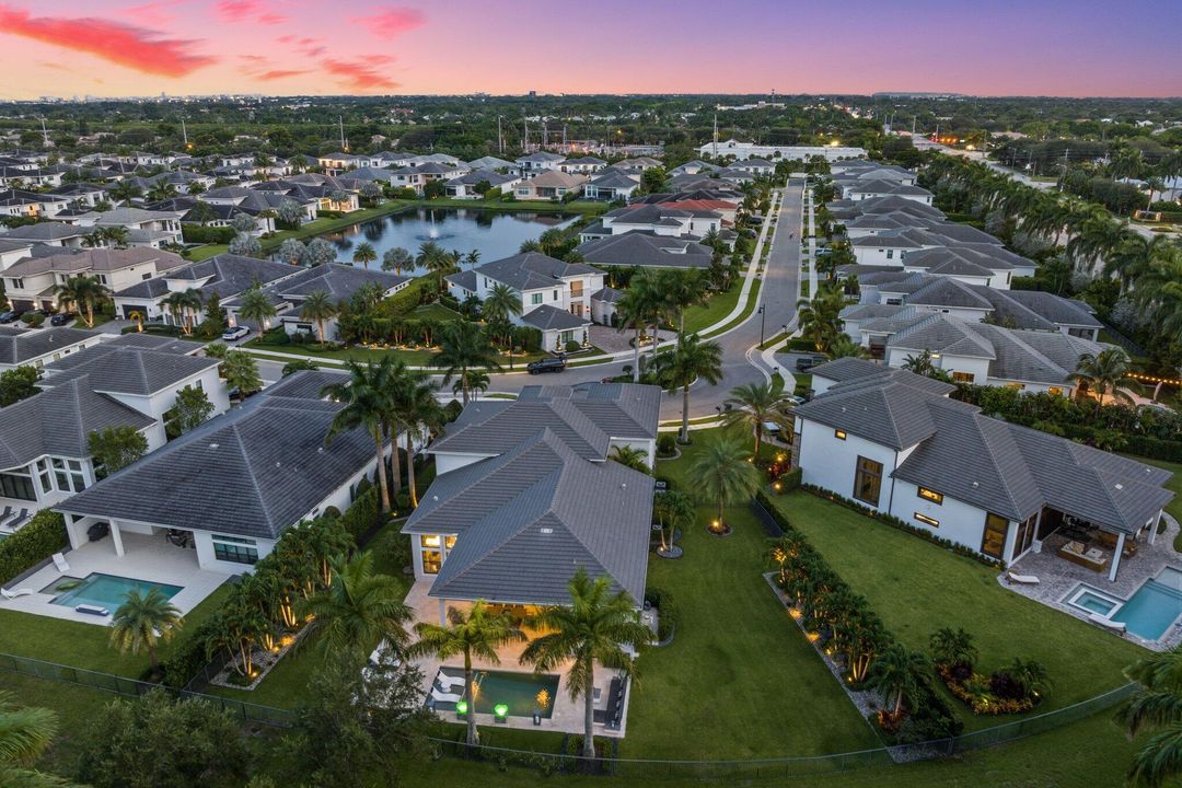 合同活跃: $3,695,000 (5 贝兹, 5 浴室, 4665 平方英尺)