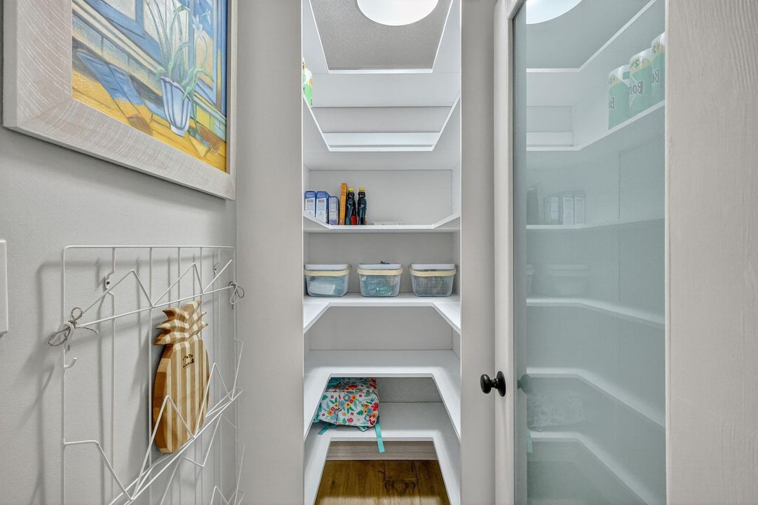 For Sale: $679,000 (1 beds, 1 baths, 1001 Square Feet)