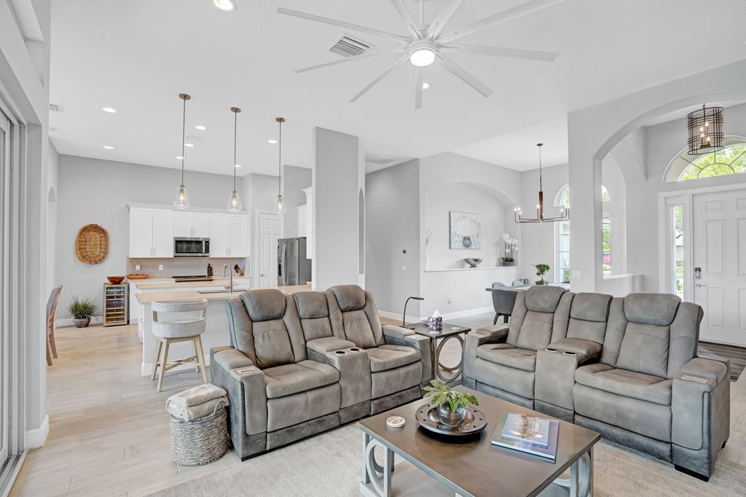 En Venta: $749,900 (3 camas, 3 baños, 2363 Pies cuadrados)