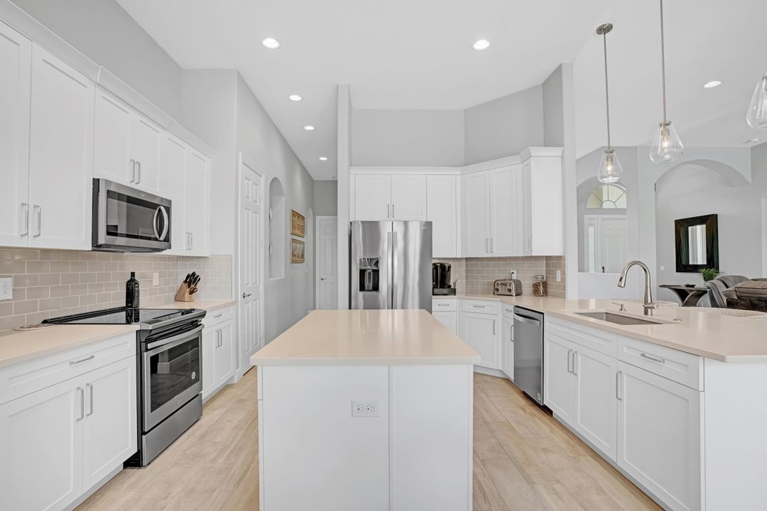 En Venta: $749,900 (3 camas, 3 baños, 2363 Pies cuadrados)