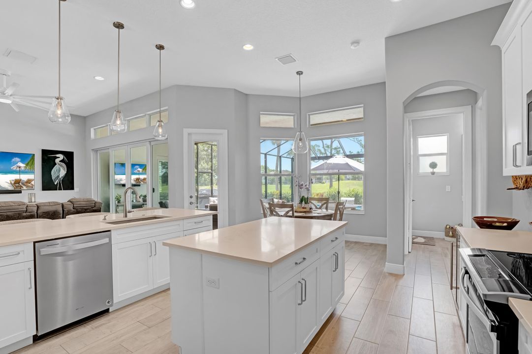 En Venta: $749,900 (3 camas, 3 baños, 2363 Pies cuadrados)