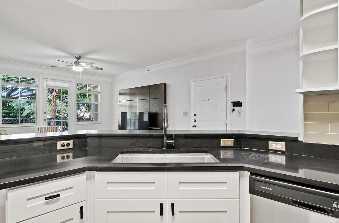 For Sale: $229,000 (1 beds, 1 baths, 820 Square Feet)