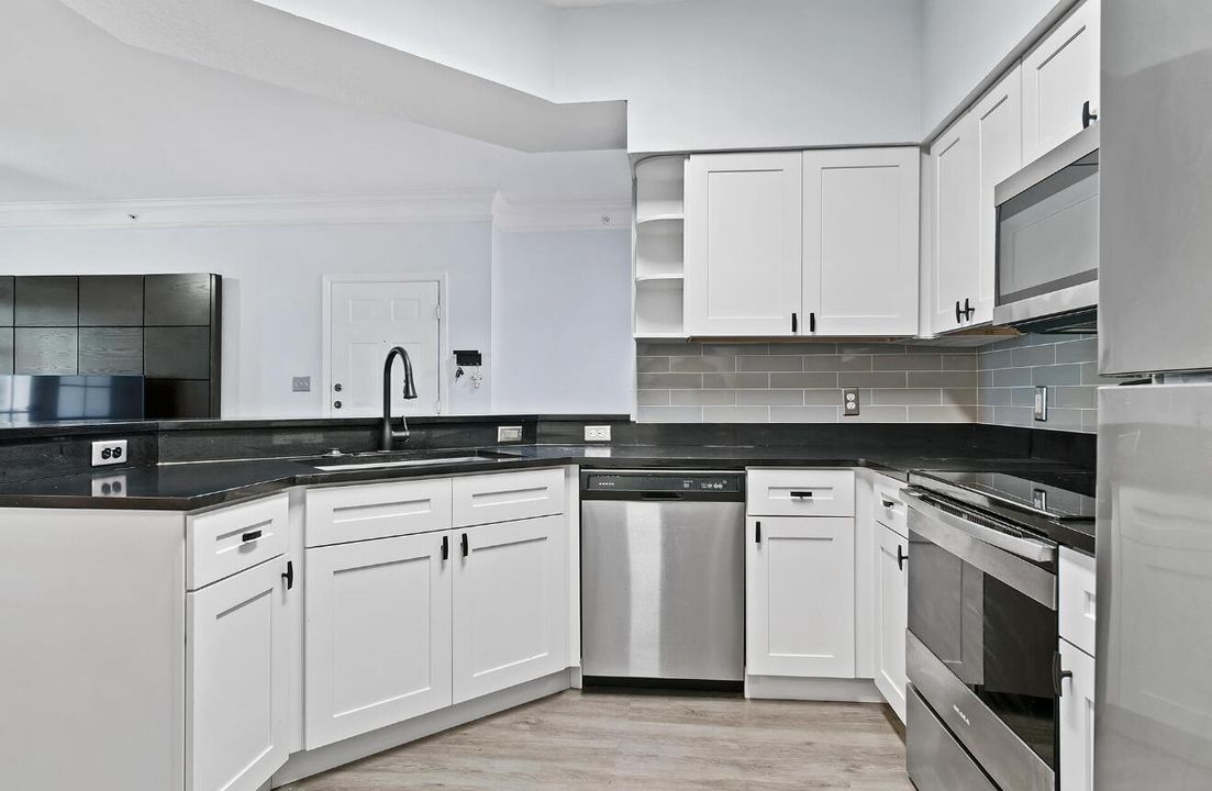 For Sale: $229,000 (1 beds, 1 baths, 820 Square Feet)