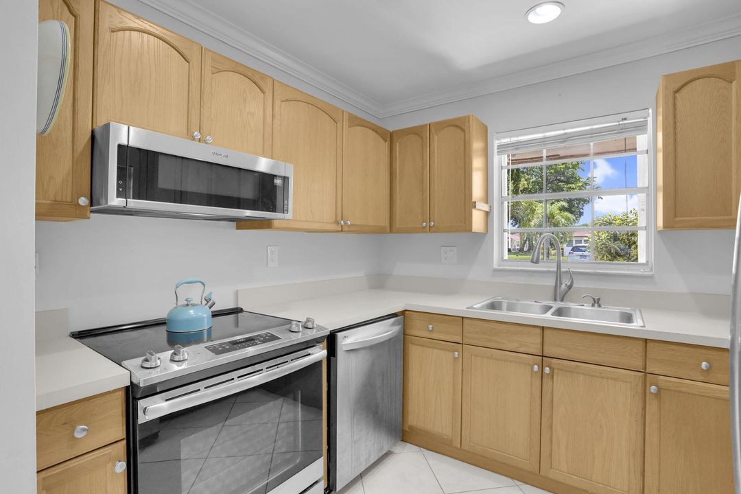 Под контрактом: $190,000 (2 спален, 2 ванн, 1200 Квадратных фут)