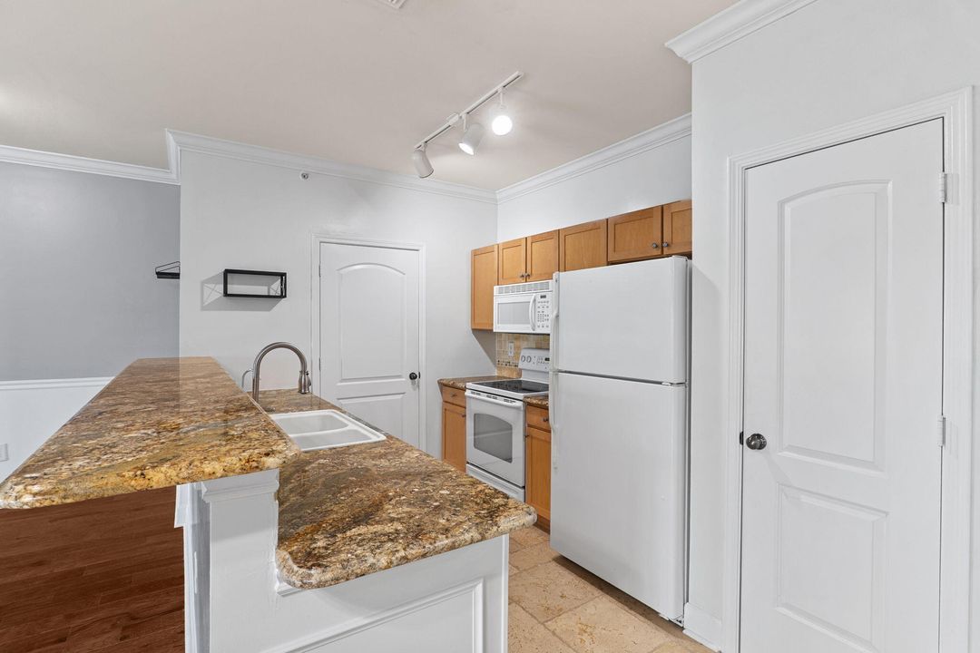 For Sale: $148,800 (1 beds, 1 baths, 868 Square Feet)