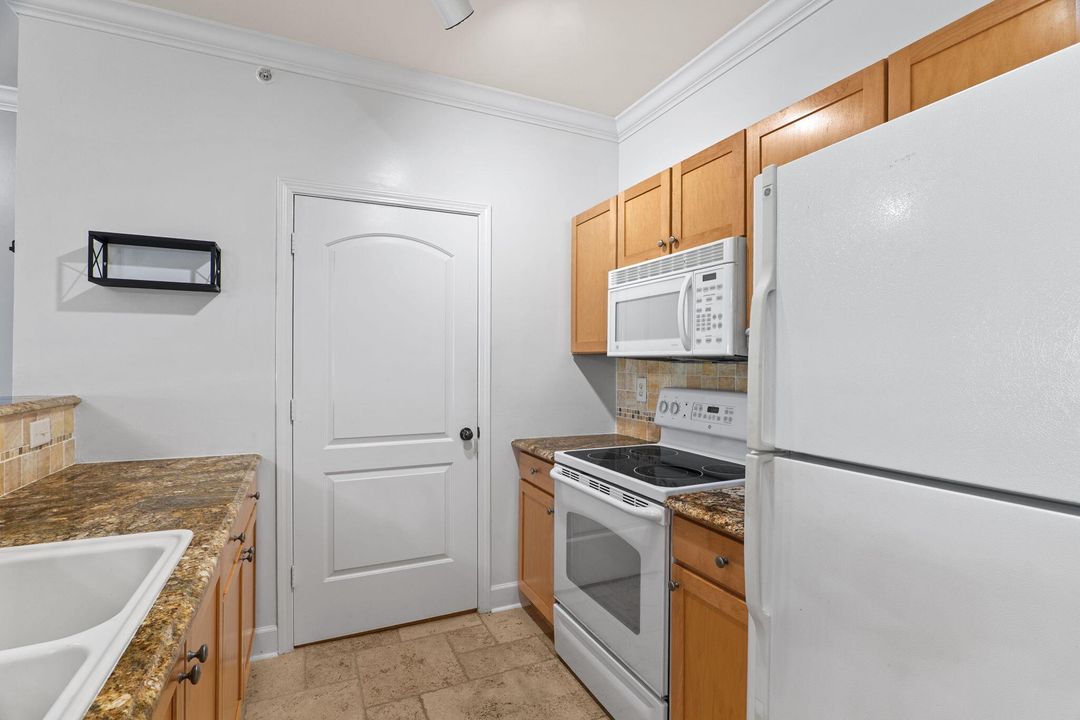 For Sale: $148,800 (1 beds, 1 baths, 868 Square Feet)