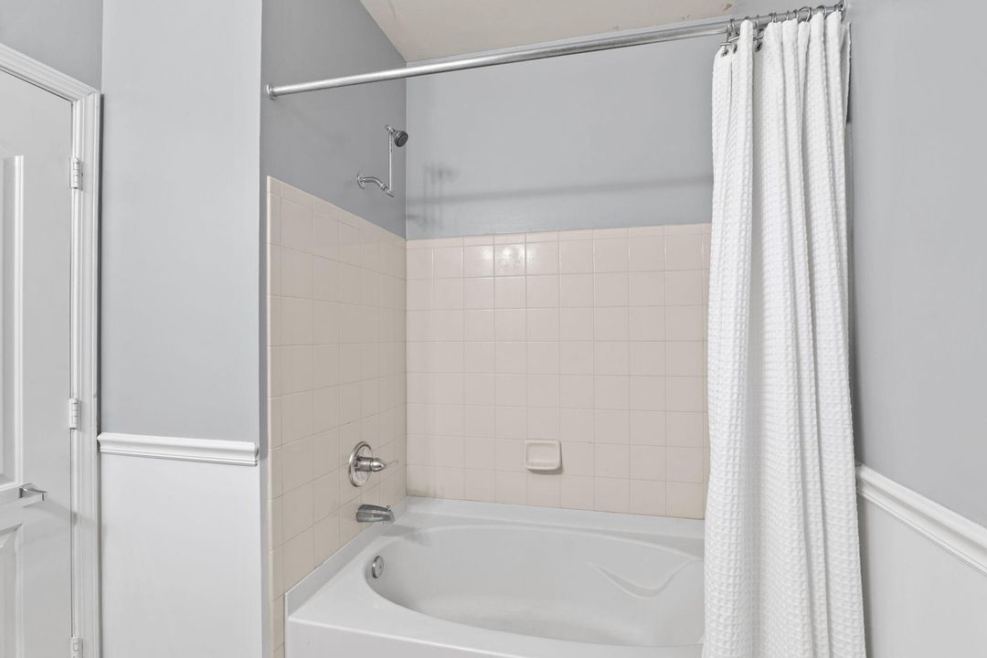 For Sale: $148,800 (1 beds, 1 baths, 868 Square Feet)