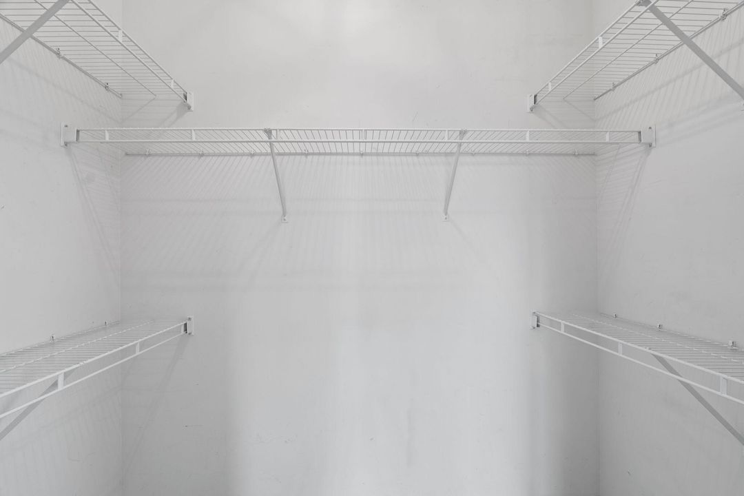 For Sale: $148,800 (1 beds, 1 baths, 868 Square Feet)