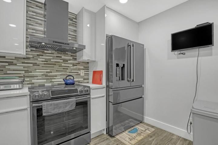 Active With Contract: $5,000 (1 beds, 1 baths, 1016 Square Feet)