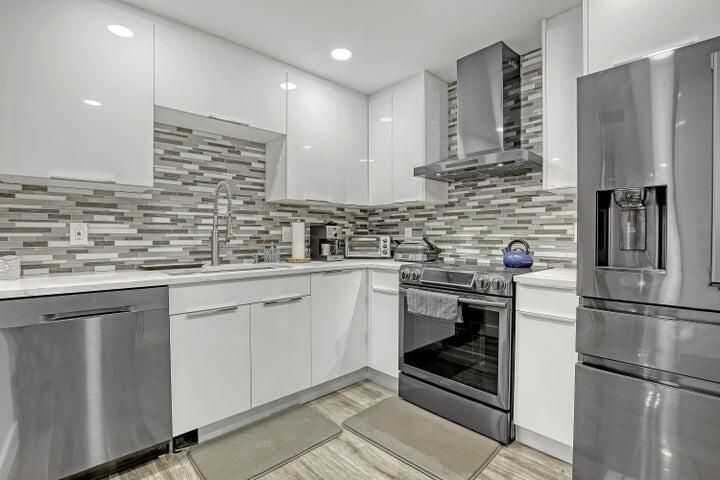 Active With Contract: $5,000 (1 beds, 1 baths, 1016 Square Feet)