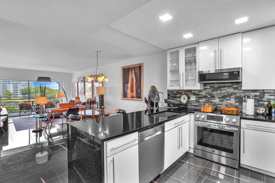 待售: $195,000 (1 贝兹, 1 浴室, 900 平方英尺)