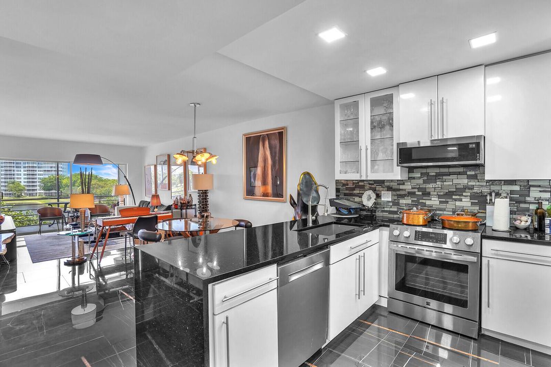 待售: $195,000 (1 贝兹, 1 浴室, 900 平方英尺)