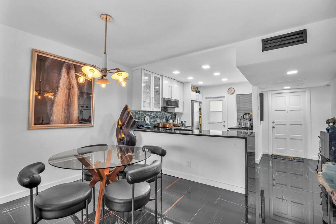 待售: $195,000 (1 贝兹, 1 浴室, 900 平方英尺)