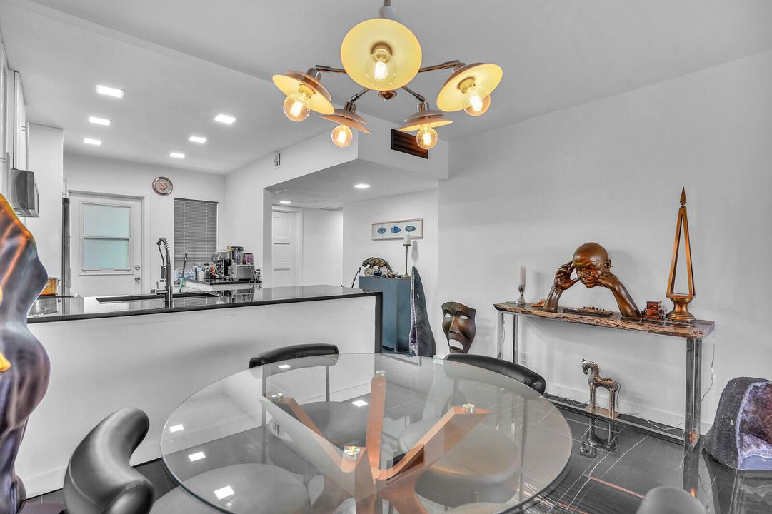 待售: $195,000 (1 贝兹, 1 浴室, 900 平方英尺)