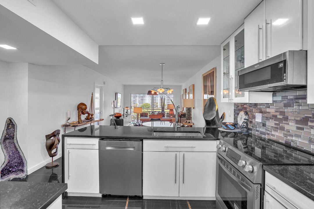 待售: $195,000 (1 贝兹, 1 浴室, 900 平方英尺)