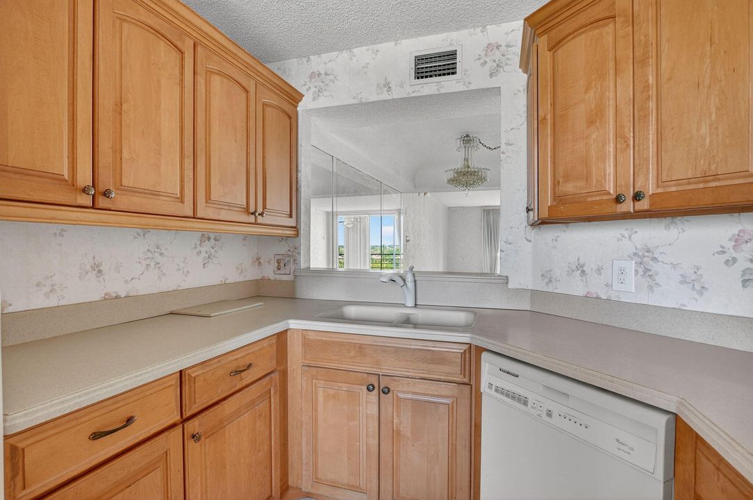 最近售出: $150,000 (2 贝兹, 2 浴室, 1300 平方英尺)