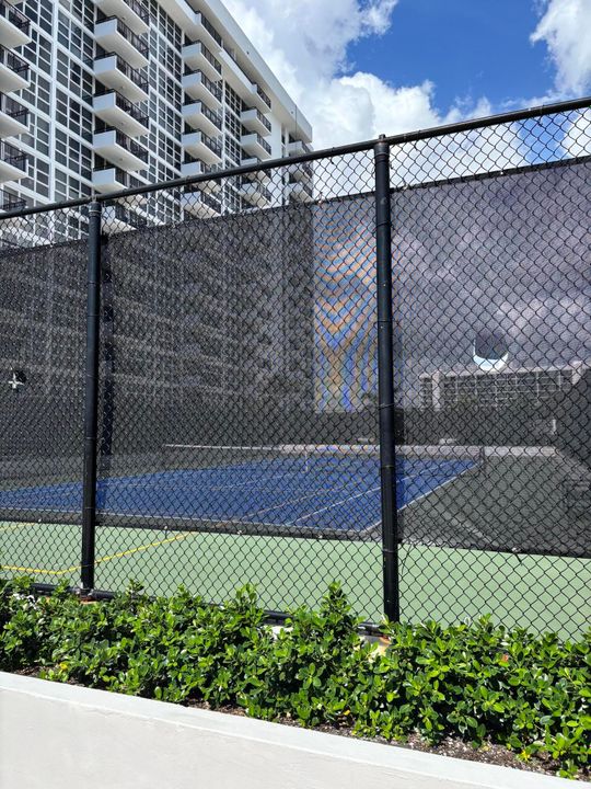 合同活跃: $5,000 (2 贝兹, 2 浴室, 1050 平方英尺)