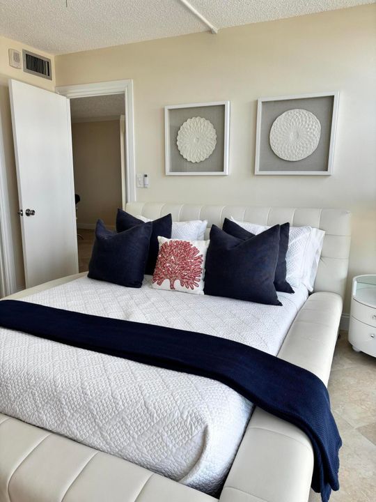 合同活跃: $5,000 (2 贝兹, 2 浴室, 1050 平方英尺)