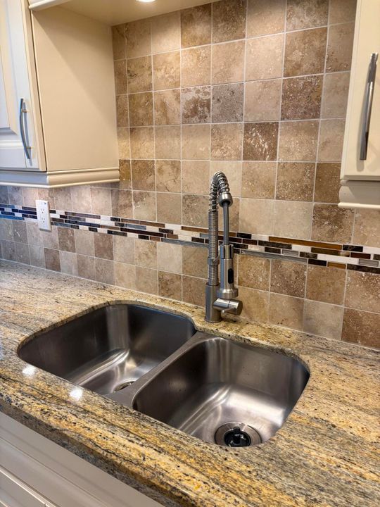 合同活跃: $5,000 (2 贝兹, 2 浴室, 1050 平方英尺)