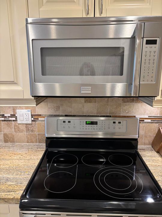 合同活跃: $5,000 (2 贝兹, 2 浴室, 1050 平方英尺)