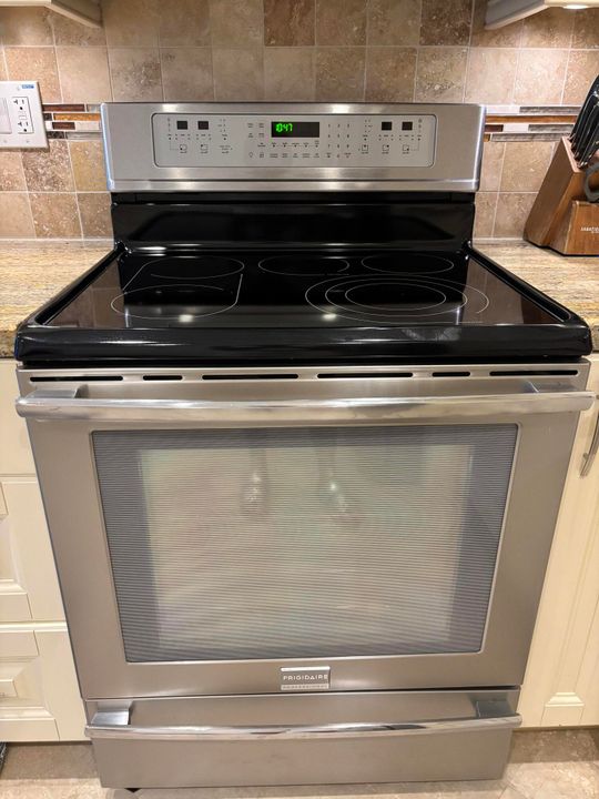 合同活跃: $5,000 (2 贝兹, 2 浴室, 1050 平方英尺)