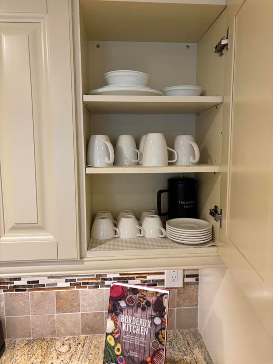 合同活跃: $5,000 (2 贝兹, 2 浴室, 1050 平方英尺)