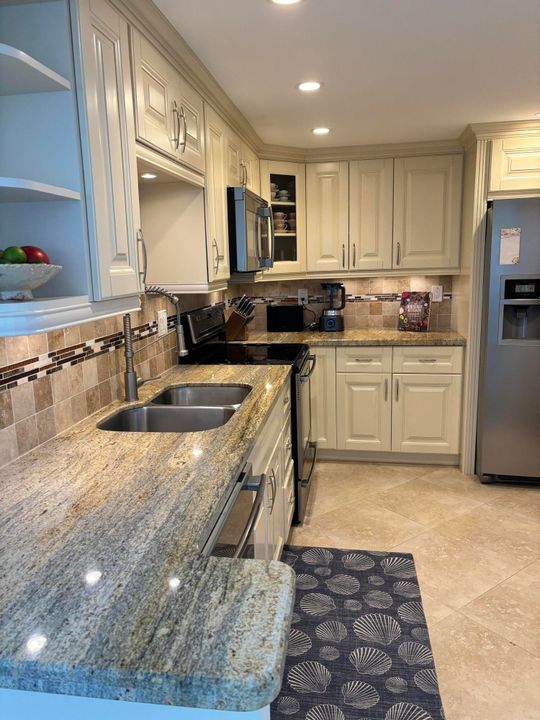 合同活跃: $5,000 (2 贝兹, 2 浴室, 1050 平方英尺)