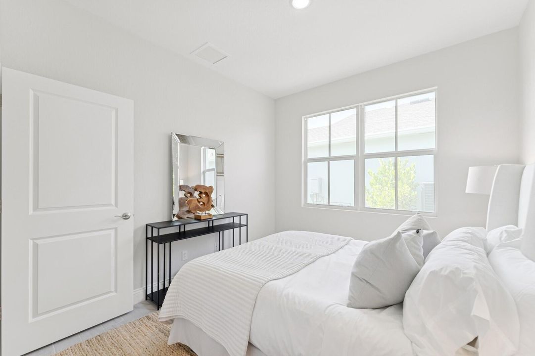 合同活跃: $474,995 (3 贝兹, 2 浴室, 1978 平方英尺)