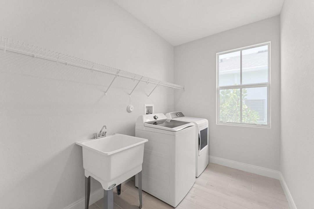 合同活跃: $474,995 (3 贝兹, 2 浴室, 1978 平方英尺)