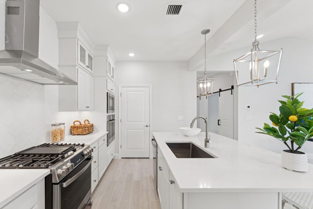 合同活跃: $474,995 (3 贝兹, 2 浴室, 1978 平方英尺)