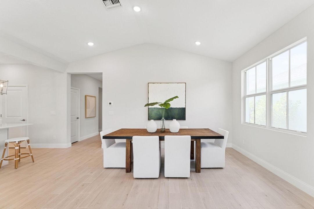 合同活跃: $474,995 (3 贝兹, 2 浴室, 1978 平方英尺)