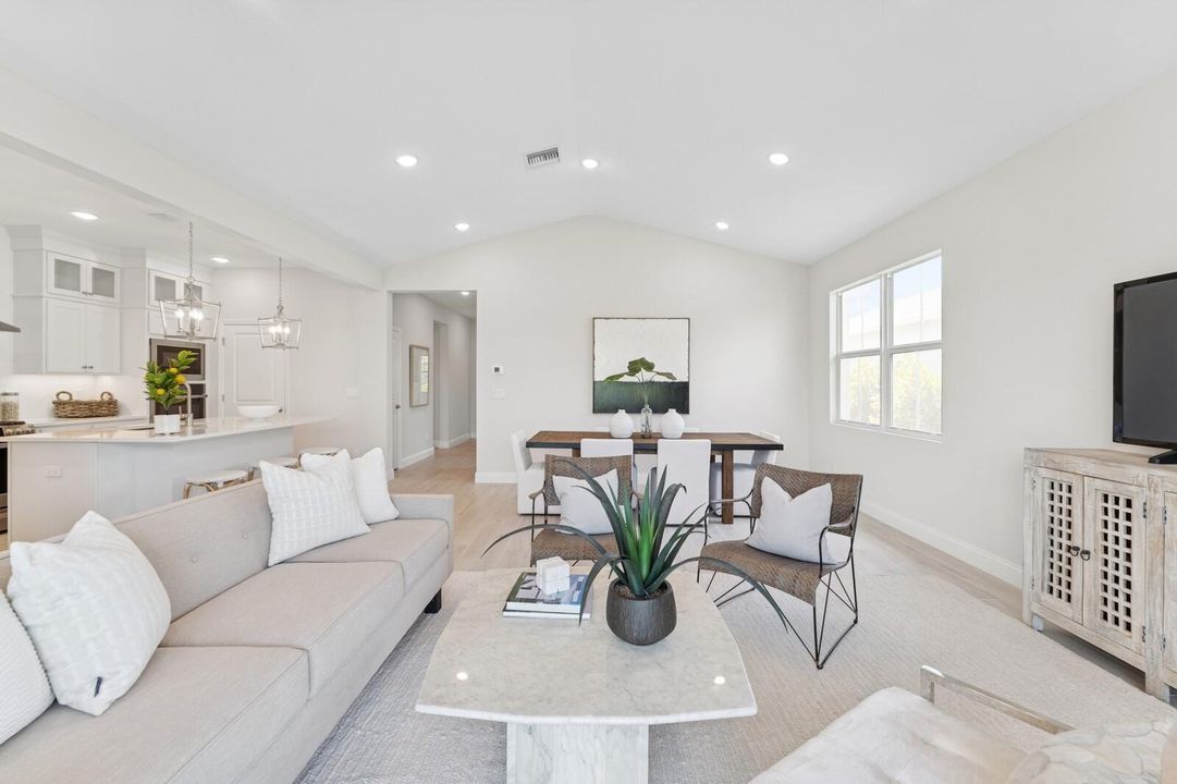 合同活跃: $474,995 (3 贝兹, 2 浴室, 1978 平方英尺)