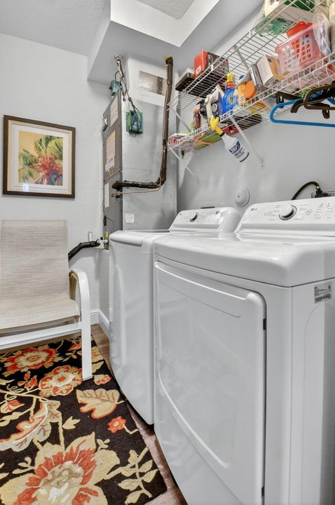 合同活跃: $3,200 (3 贝兹, 2 浴室, 1375 平方英尺)