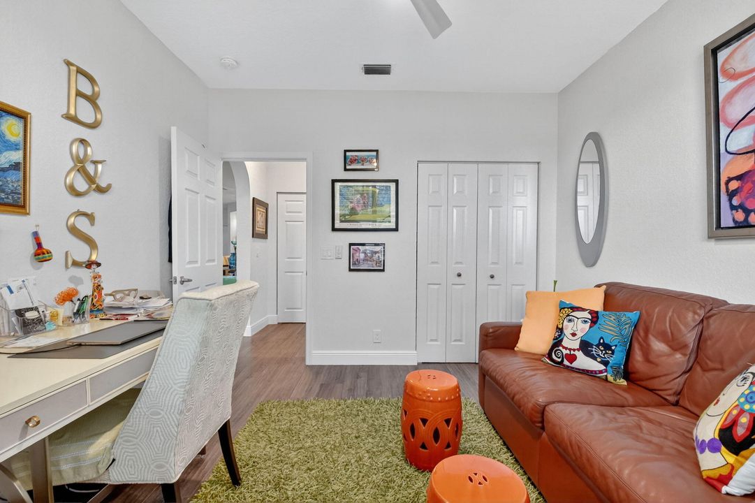 合同活跃: $3,200 (3 贝兹, 2 浴室, 1375 平方英尺)