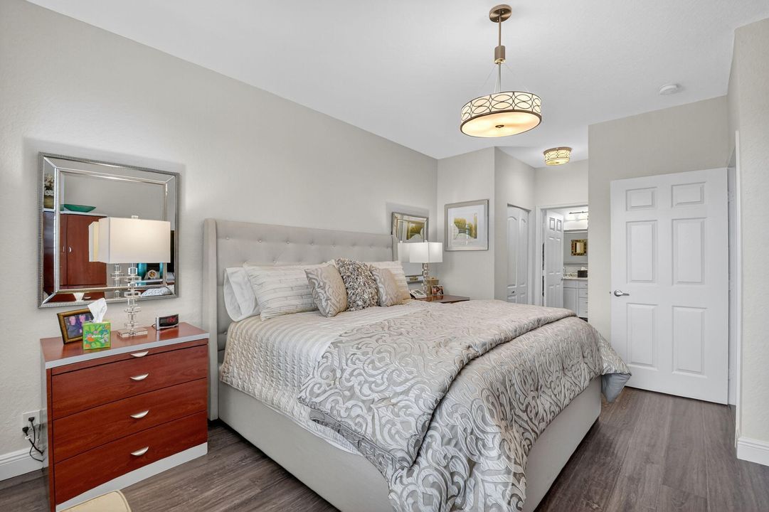 合同活跃: $3,200 (3 贝兹, 2 浴室, 1375 平方英尺)