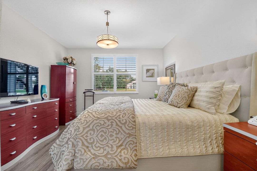 合同活跃: $3,200 (3 贝兹, 2 浴室, 1375 平方英尺)